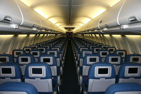 737 800 cabin interior. Courtesy Cweyer and Wikimedia