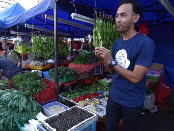 07 fadly-telling-about-the-farmers-market-in-jalan-raja-alang-kl-malaysia-food-tour-in-kuala-lumpur-malaysia