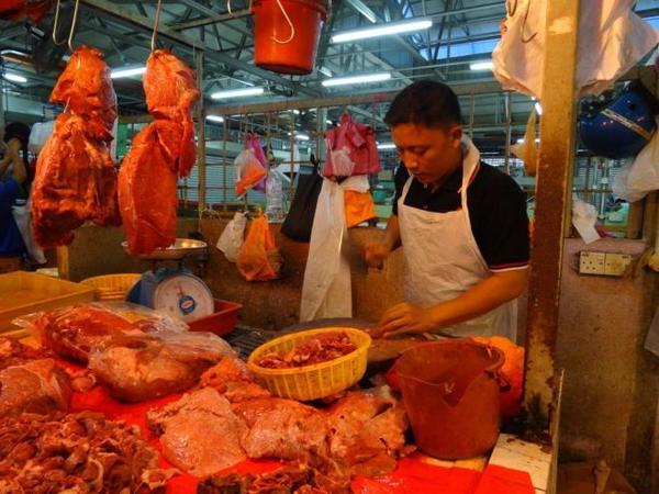 08 butcher-at-farmers-market-in-jalan-raja-alang-kl-malaysia-food-tour-in-kuala-lumpur-malaysia