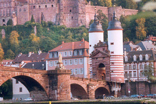 1024px-HD_altebruecke_schloss_vom_neckar