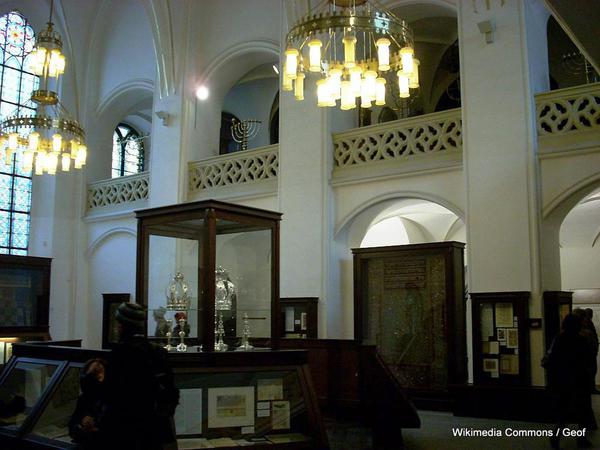 1024px-Maiselsynagoge,Ausstellg318-001