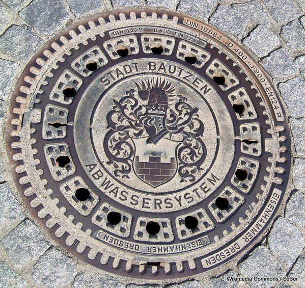 1-1086px-Kanaldeckel_mit_Wappen_von_Bautzen