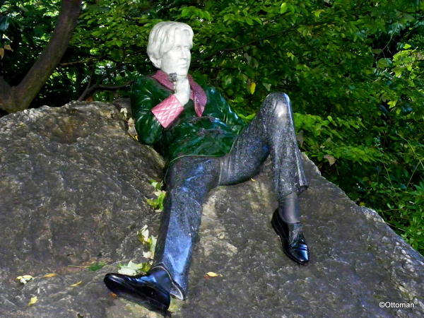 Oscar Wilde Statue