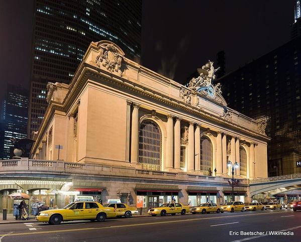 1024px-Image-Grand_central_Station_Outside_Night_2