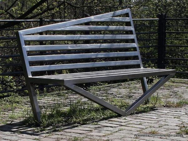 1024px-Steel_bench_berlin02-001