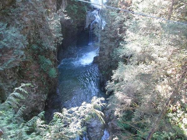 Lynn-Canyon-Waterfall2