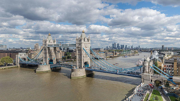 Tower_Bridge_from_London_City_Hall_2015-Colin