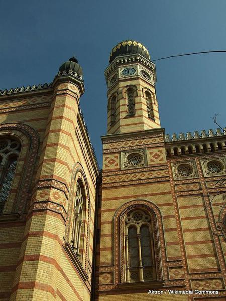 768px-Budapešť,_Erzsebetváros,_synagoga,_věž