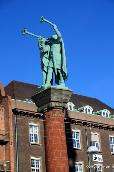 01 Rathaus Square. Lur Blowers Sculpture