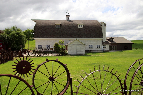 01 Uniontown Barn and Fence