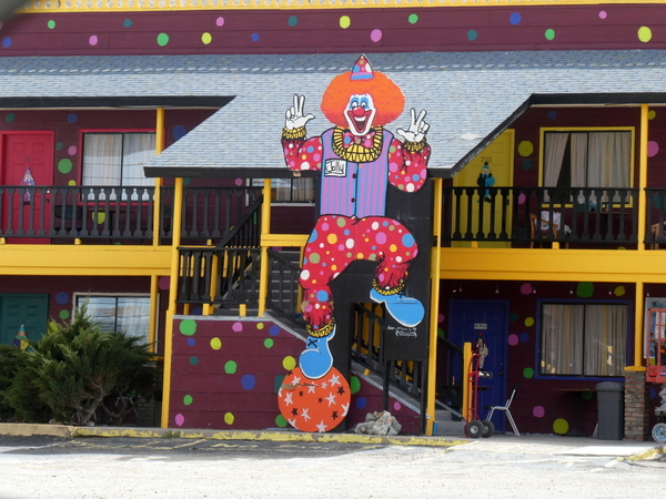 03 Clown Hotel