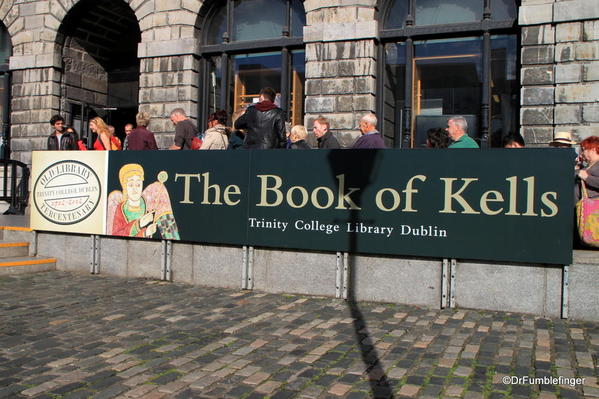 Line waiting to see the book of Kells, Library of Trinity College, Dublin