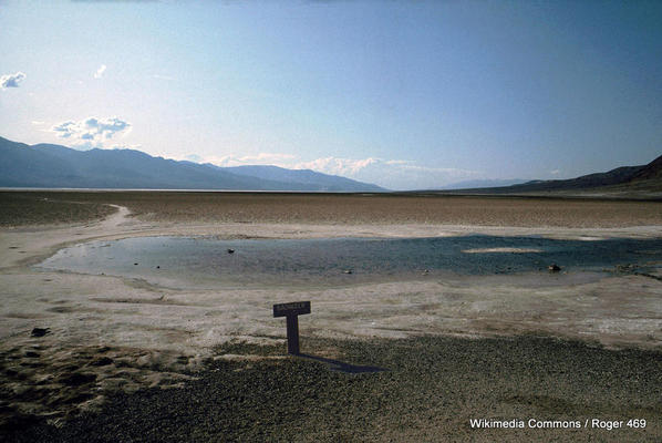 1-1024px-Death_Valley,19820817,Badwater,lowest_point_in_the_USA