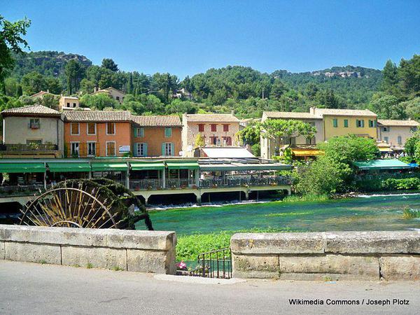 1-800px-Fontaine_de_Vaucluse