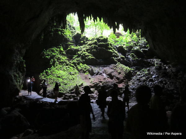 1024px-Cueva_Clara,_Puerto_Rico,_Entrance-Per Aspera