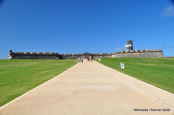 1024px-El_morro_from_front