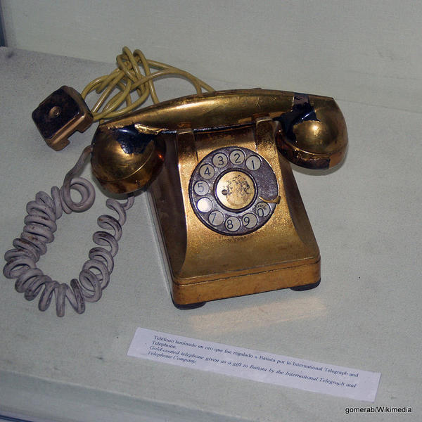 1024px-Gold_coated_telephone_batista_gomerab