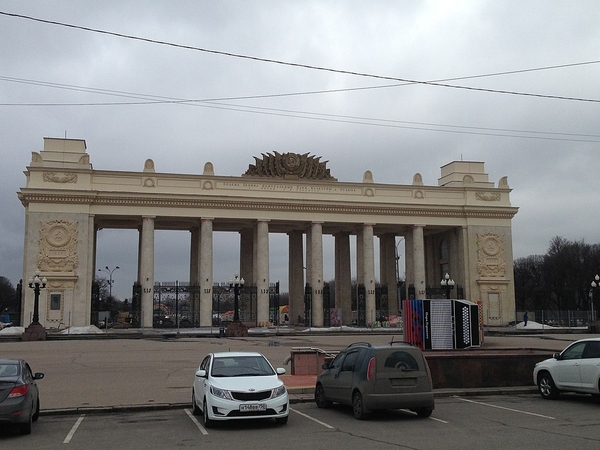 1024px-Moscow,_main_portal_of_Gorky_Park_[1)