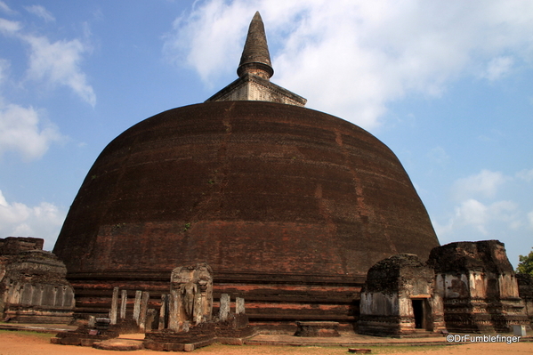 11 Rankot Vehera in Polonnaruwa (3)