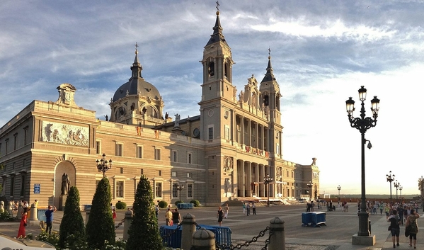 1280px-Almudena_Cathedral_(2) Courtesy Wikimedia and Eric Titcombe