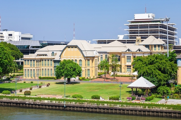 1280px-Bang_Khun_Phrom_Palace_from_Rama_VIII_Bridge