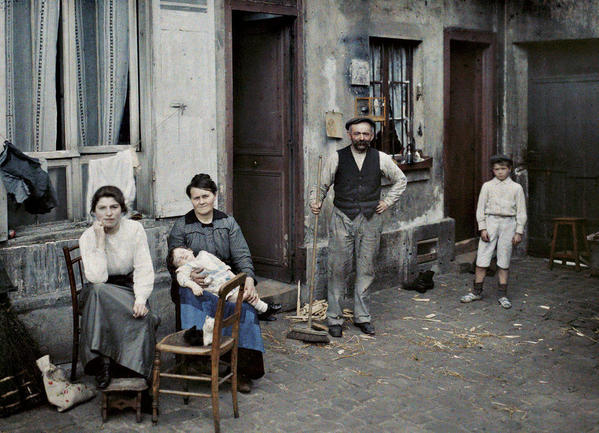 1280px-France,_Paris_[Family_in_the_Rue_du_Pot-de-Fer)