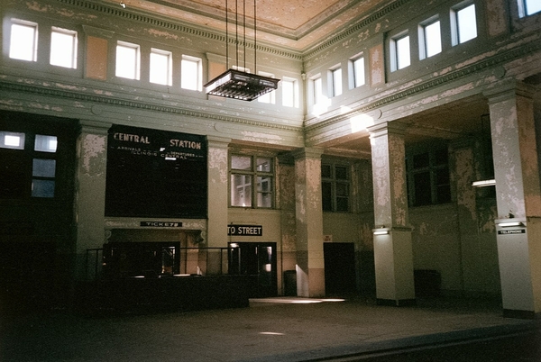 1280px-Memphis_Central_Station_interior,_December_1995