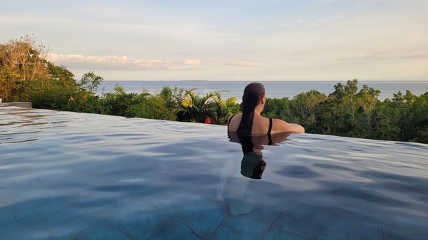 Upper infinity pool at Ocean Suites