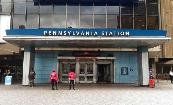 1024px-Penn_Station_entrance