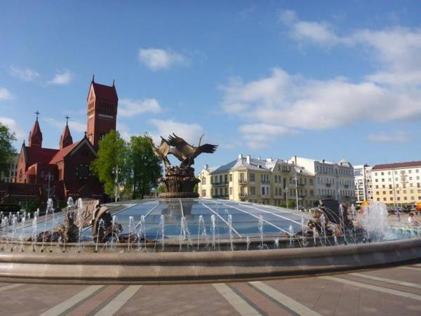 20 fountain-of-independence-and-the-church-of-saints-simon-and-helena-in-minsk-belarus