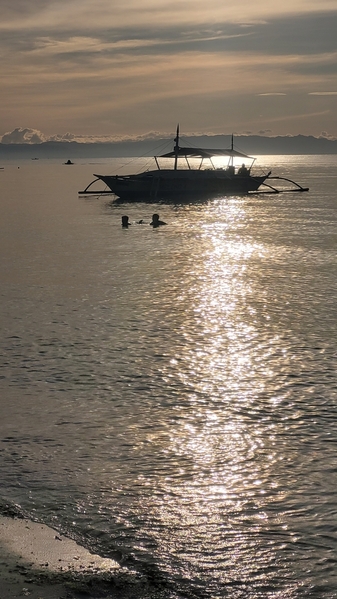 First boats leaving for dolphin watching