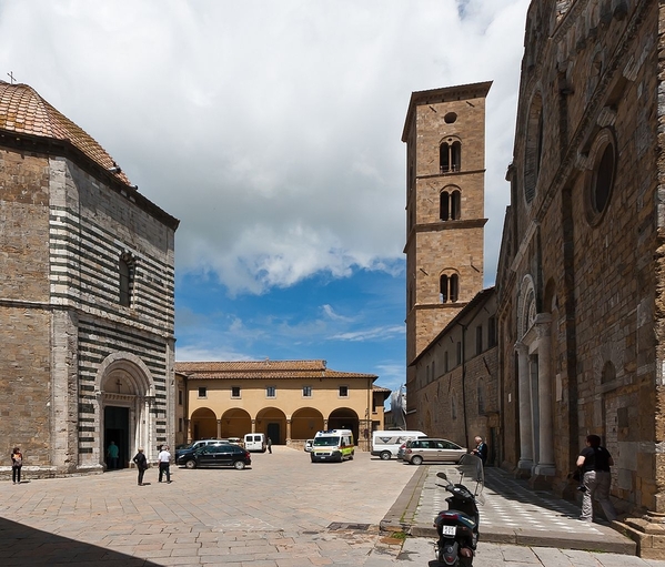 30_Piazza San Giovanni baptistery left and cathedral right Raimond Spekking Wikimedia Commons