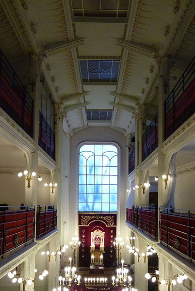 800px-Paris_Synagogue_RuePavée_innen399_GFreihalter