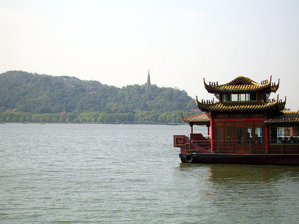 800px-West_Lake-Baoshu