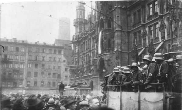 Bundesarchiv_Bild_119-1486,_Hitler-Putsch,_München,_Marienplatz-1-