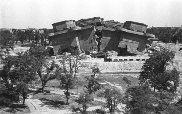 Bundesarchiv_Bild_183-M1203-316,_Berlin,_gesprengter_Bunker_im_Friedrichshain