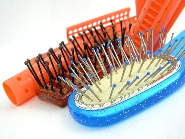 Carry-On - Hairbrush