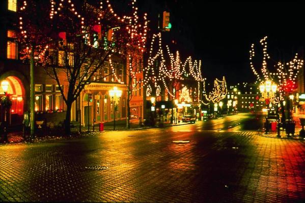 ChristmasInBethlehem_MainStreetLights_DiscoverLehighValley_preview.jpeg