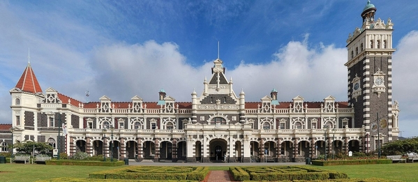 Dunedin_Railway_Station_Exterior