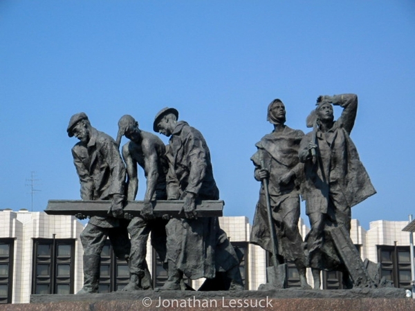 Leningrad memorial statue 1