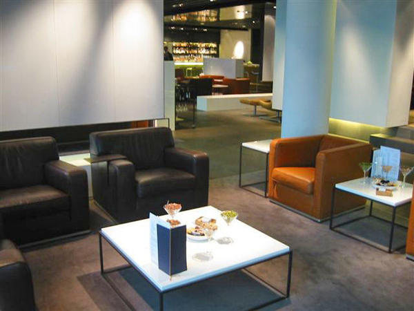 Lufthansa First class airport lounge seating area at Flughafen Frankfurt am Main, Germany. Courtesy Wikimedia & Mattes