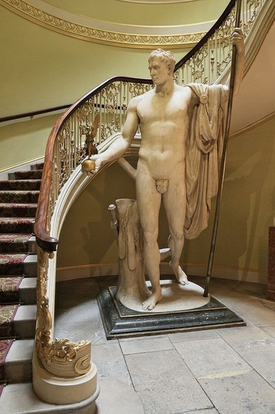 Napoleon by Canova London. Courtesy Jörg Bittner Unna and Wikimedia