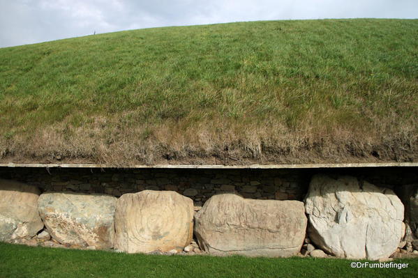 Kerbstones, Knowth