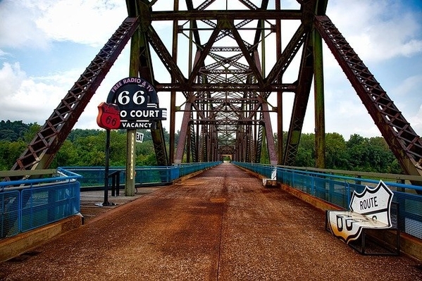 Saint Louis Pet Friendly - Old Chain or Rocks Bridge