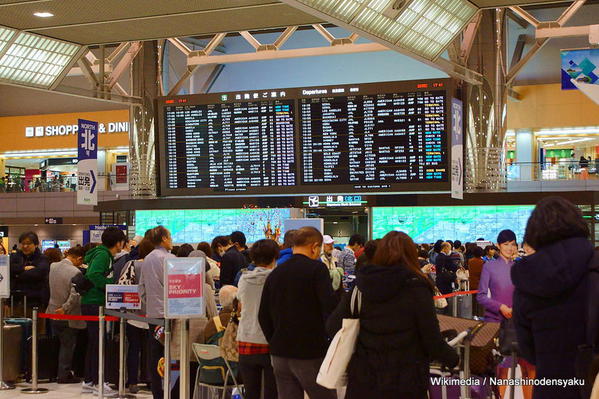 The_crowded_departure_lobby_of_Tokyo-Narita_Airport_Terminal_2.JPG Nanashinodensyaku-001