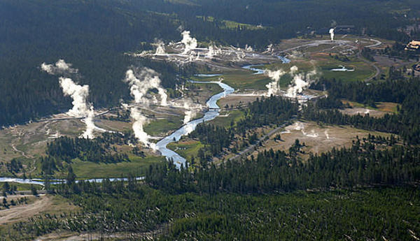 Upper-Geyser-Basin-Aerial2_NPSJimPeaco_680x392-612x352