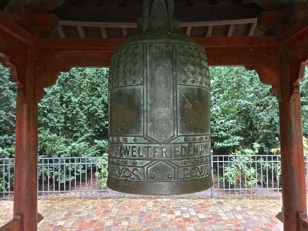 World_Peace_Bell,_Friedrichshain_Park,_Berlin_AlexWalker