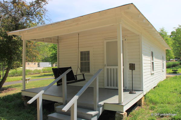 Elvis Presley Birthplace, Home (entrance)